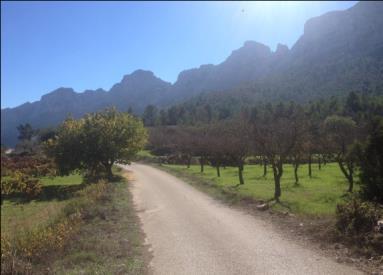 En veldig fin opplevelse med denne turen er når vi kryper gjennom det berømte "Sierra De Bernia hullet" som tar oss fra den ene siden av åsen til den andre, hvor vi kommer ut til en spektakulær