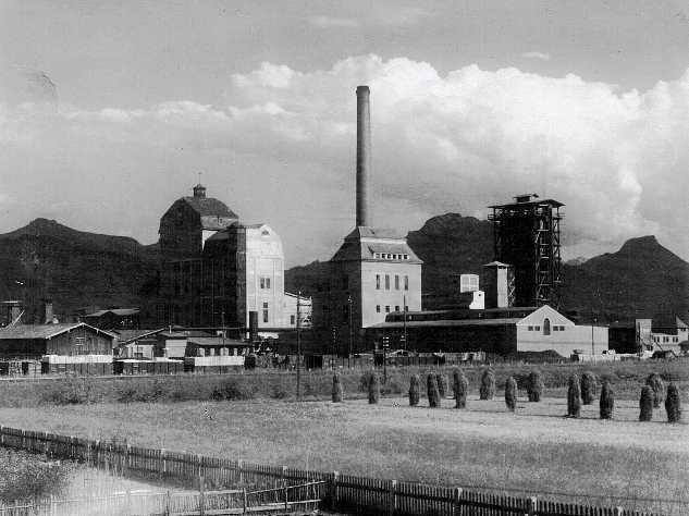 Lagerschuppen, Kocherei, Spiritfabrikation und Laugenturm von der Kolonie her gesehen, Anfang