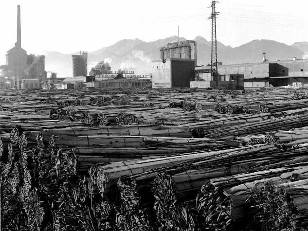 Lagerplatz Nord mit der neuen Chlorbleiche, der neue Papierrohstoff Sägewerksrestholz, Ende der 1960er