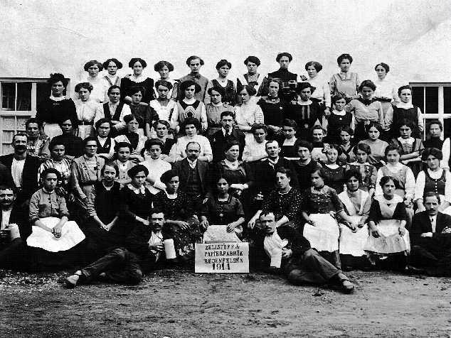 Gruppenbild der Belegschaft des Papiersaals, 1914 Gemeindearchiv