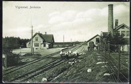 Nærbilde med tog i 1907 (Werner 760) postgått 1908, kv. 2 pga litt påskrift. F 4596 1 STJØRDAL. Fint nærmotiv med stasjonsbetjent og 3 barn på perrongen (Nahlin), br., ikke postgått, kv. 1. Uvanlig.