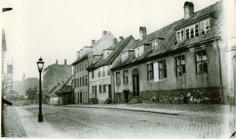 3. MUSIKKHANDELEN I NEDRE VOLLGATE Kanskje var det den foretaksomme Jacob Sanne som skaffet musikerne i Harzverein husrom da de kom til Christiania i mai 1840.