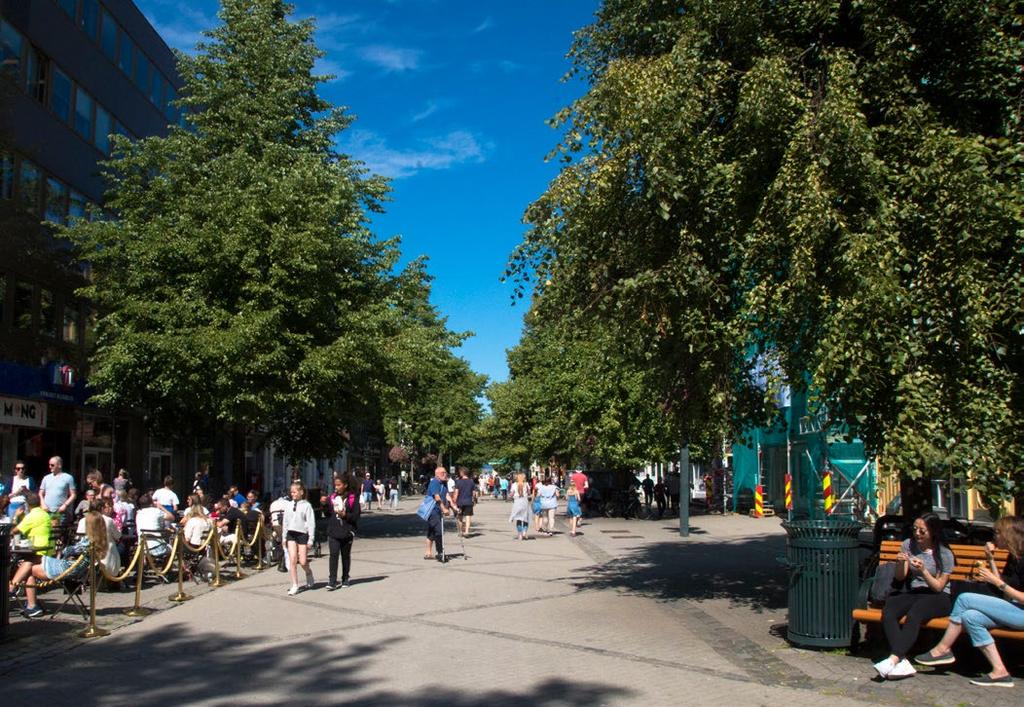 REISER TIL BYEN REISENDE TIL MIDTBYEN PÅ EN HELT VANLIG DAG... Det myldrer av folk i Nordre gate på varme sommerdager.