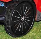 Patented front wheels They move independently of each other, while maintaining high cutting performances even on irregular and uneven terrain.