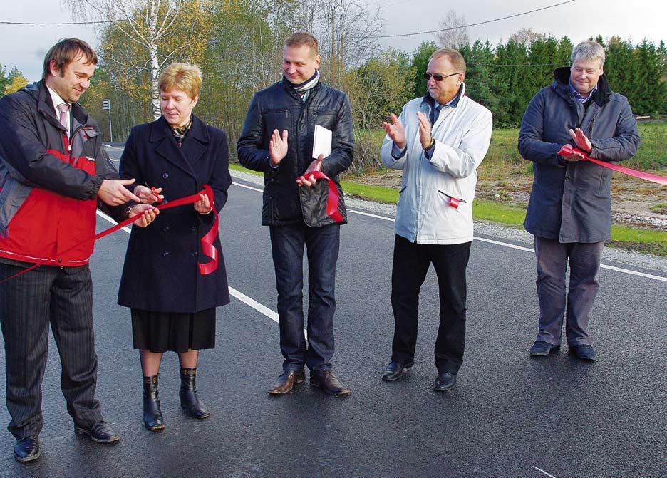 Lääne regiooni juht Enn Raadik ja AS Teede REV-2 ehitusdirektor Jaanus Laanes. Pärnumaa suurima teeremondi lõppu kinnitati piduliku avamisega 14.