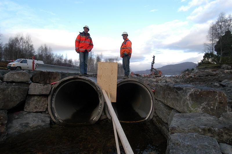 Figur 4: Foto Geir Brekke Diameter, innvendig : 800 mm Fundamentering : Pukk Gjennomløp for elv/bekk : Ja Har innløpsrist : Nei Helning/Fall : 1:20 Byggeår : 2006 Lengde : 8 m Materialtype : Stål