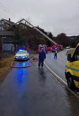 Da mannskapene kom til stedet ble de fraktet ut av en nabo som stilte med sin private båt. Den store trebåten var i full fyr.