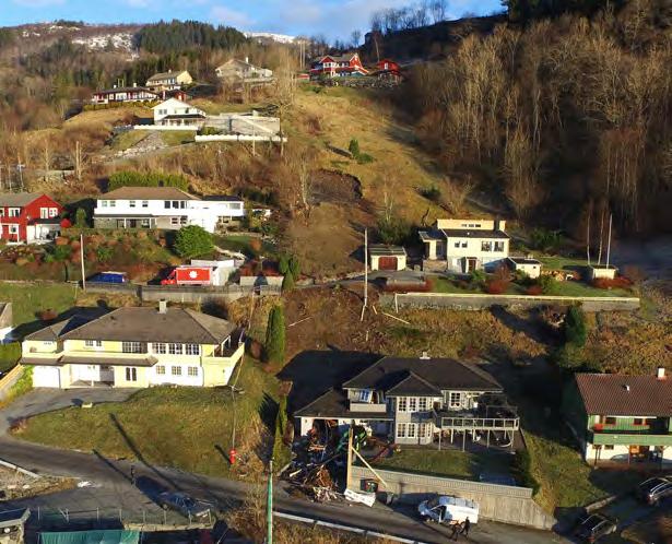 Osterøy brann og redning rykket umiddelbart ut, og flere av mannskapene kjørte direkte til stedet. De kom frem kl. 06.40.