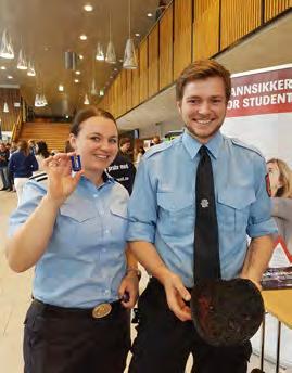 Brannmannskapene serverte nattmat til studentene på Kvarteret. Foto: Trine S.