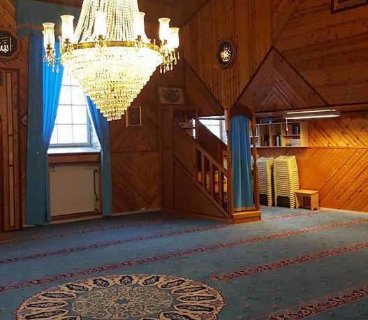 امروزه در سویدن بیش از 150 انجمن محلی اسالمی وجود دارد که مکان های دعا تعلیم و فعالیت های اجتماعی عرضه می کنند.