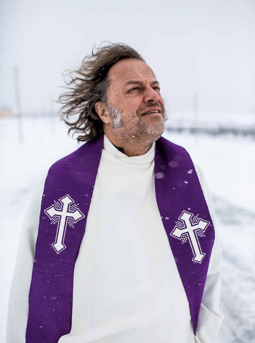 SVALBARD- PRESTEN I tolv år har Leif Magne Helgesen vært verdens nordligste prest i verdens nordligste kirke. Hva er det som holder ham fast der oppe på 78 grader nord?