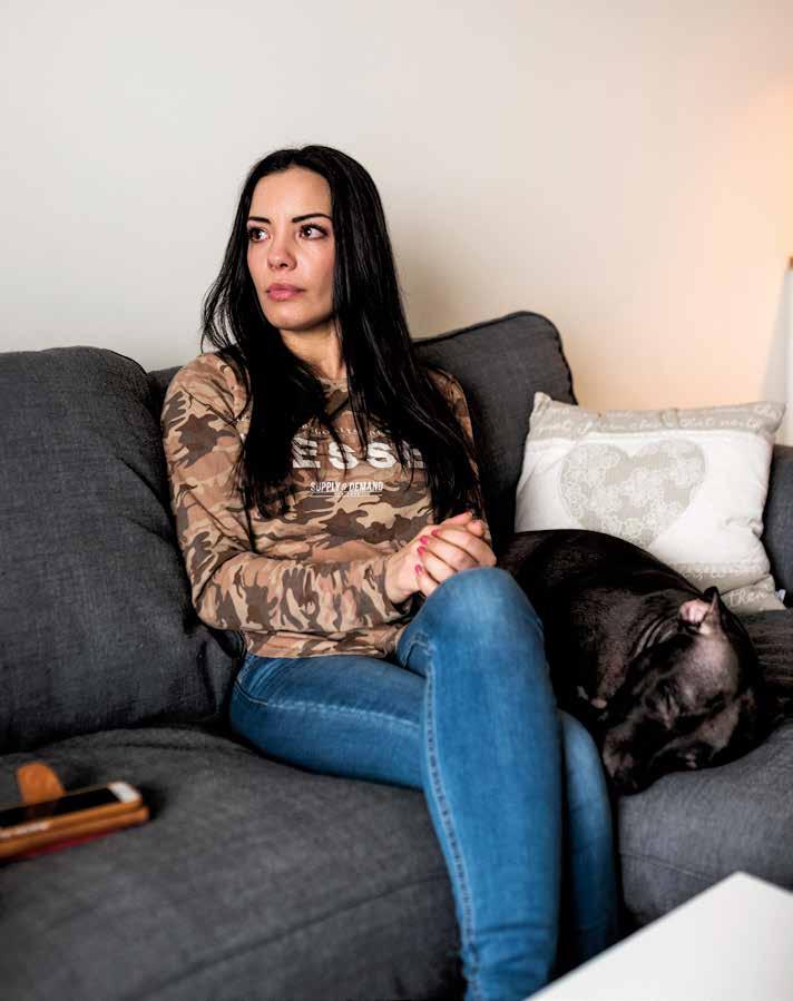 Slik beskriver Nikita Rodriguez (31) hvordan det føles å ikke kunne være til stede for tvilling søsteren Madelaine, som sitter i varetekt i Bolivia. Hun klarer ikke å si mer før tårene kommer.