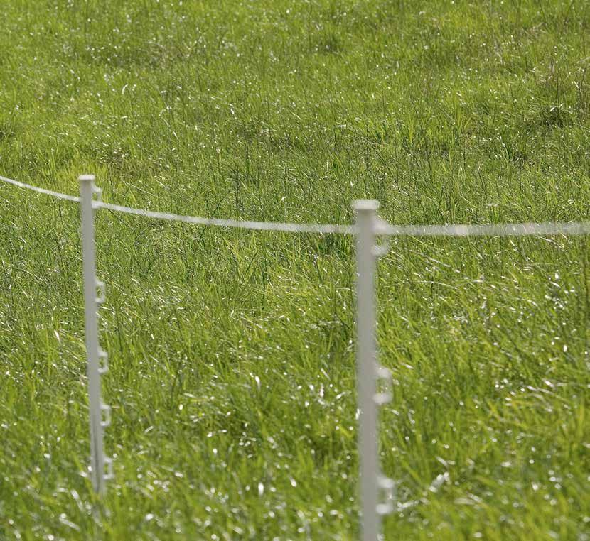 Plaststolper Produsert i holdbart materiale med flere faste isolatorer. Foten har en metallspiss som enkelt tråkkes ned i bakken.