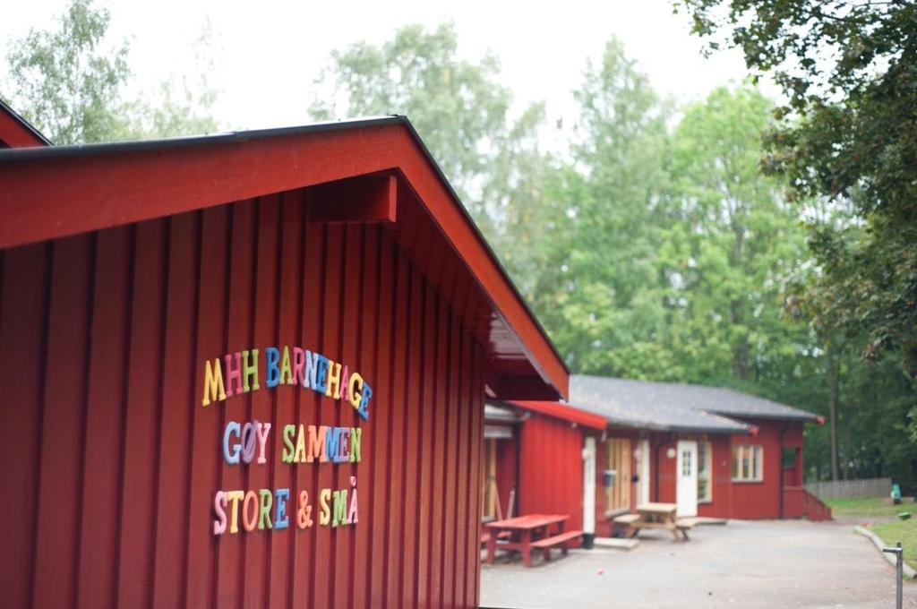 Barnehagen ligger skjermet til nedenfor Martina Hansens Hospital, med lite trafikk og ingen gjennomgang.