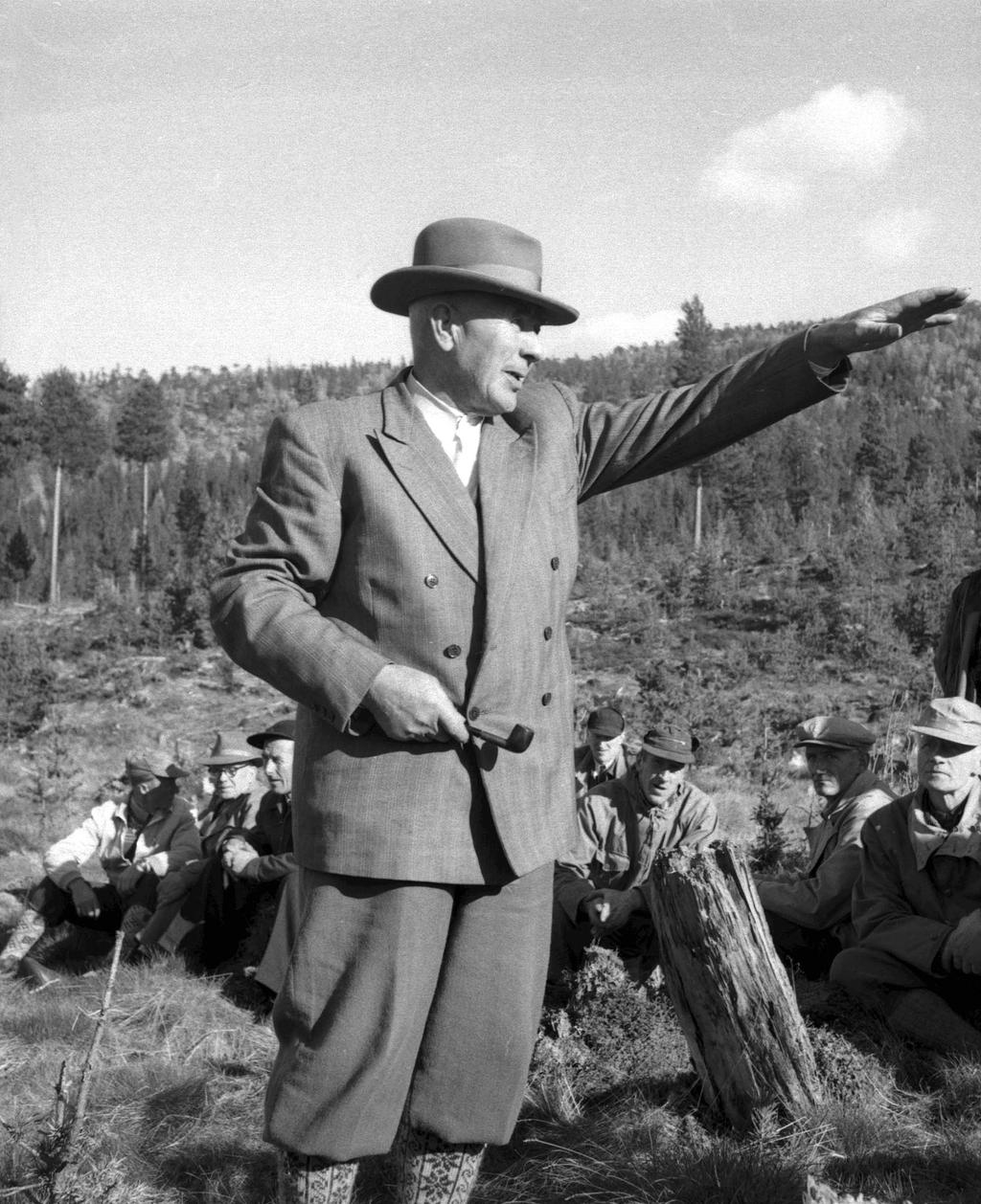 Knut Rønningen. Herredsskogmester på Tynset. MINØ.049785. «godt blikk i skogen».