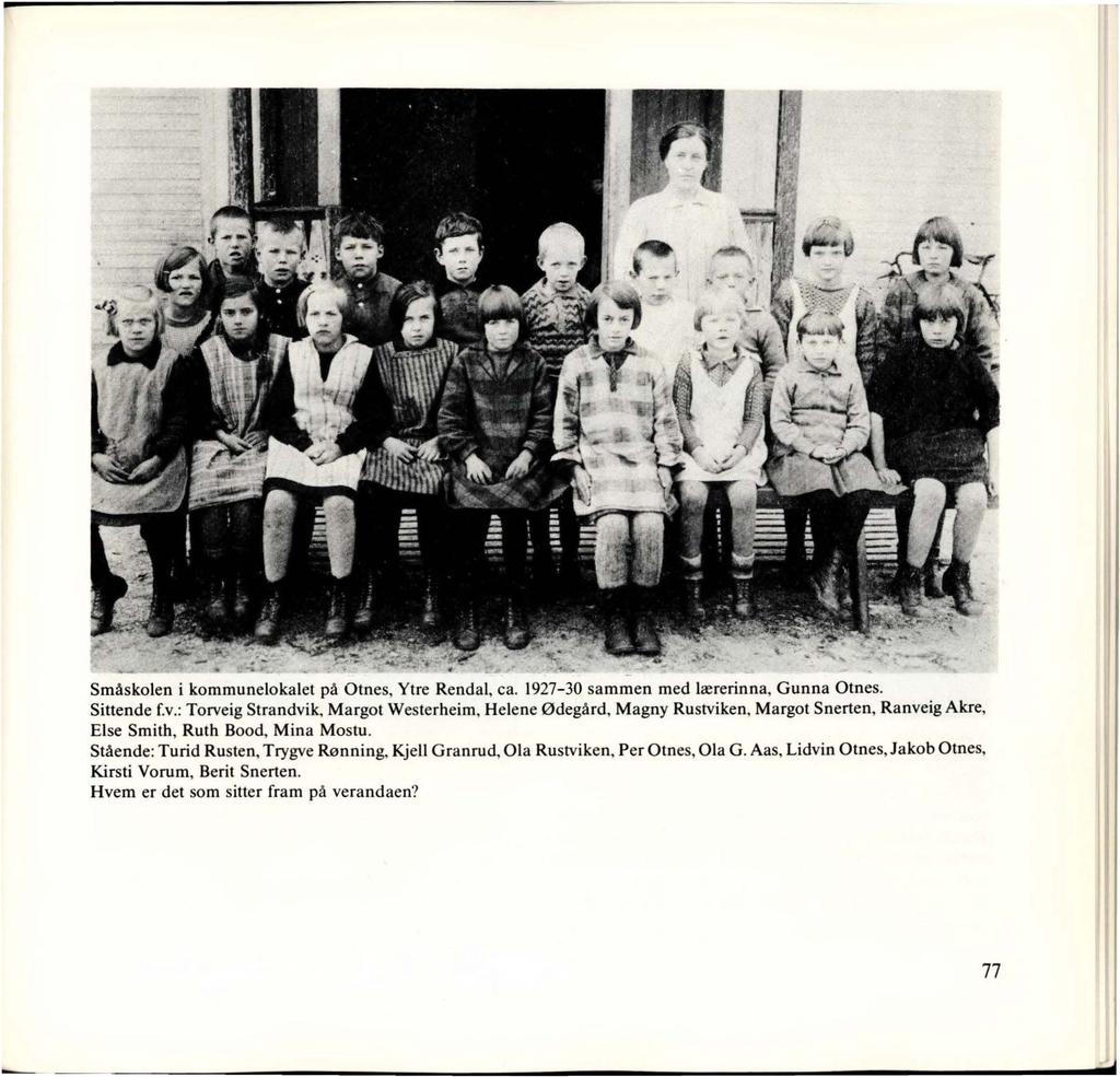 Småskolen i kommunelokalet på Otnes, Ytre Rendal, ca. 1927-30 sammen med lærerinna, Gunna Otnes. Sittende f.v.: Torveig Strandvik.