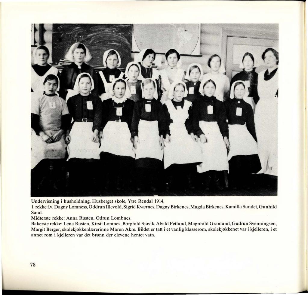 Undervisning i husholdning, Husberget skole, Ytre Rendal 1914. I. rekke f.v. Dagny Lomness, Oddrun Illevold, Sigrid Kvæmes, Dagny Birkenes, Magda Birkenes, Kamilla Sundet, Gunhild Sand.