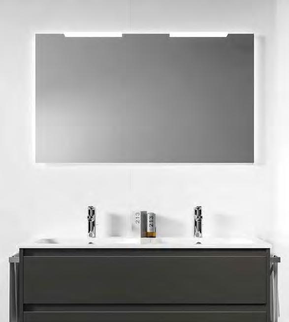 ALTERNA DayLight Speil med bakgrunnslys i LED, energiklasse A. Det elegante og enkle speilet kan mikses og matches med alle Day by Day-møblene for en gjennomført stil og utrykk.