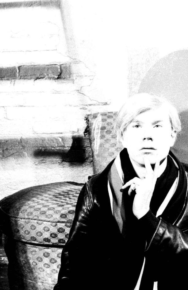 «Billy satt på en unik skatt, som dokumenterer kun La oss tenke oss tilbake til en dag i begynnelsen av 1960-tallet i New York. Der sitter Andy Warhol og stirrer i veggen.