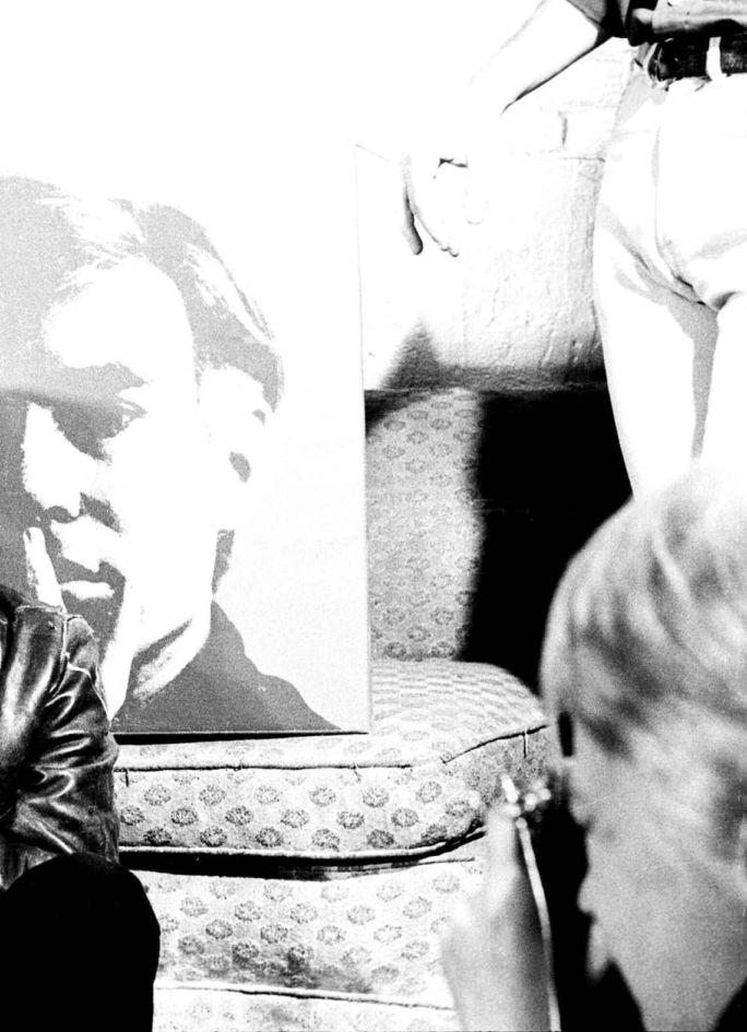 sten og livet til en av verdens største kunstnere.» Andy Warhol h Født Andrew Warhola 6. august 1928 i Forest City i USA. h Framtredende representant for popkunsten.