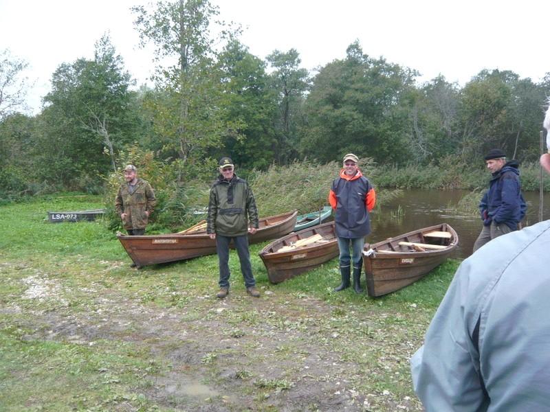 Kirikuküla põline kalur Ants Sibul näitab oma talus säilinud lootsikupurje Tulevased lootsikukasutajad Jaanus Rooseniit, Andres Rajamets ja