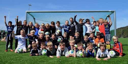 Det vil i hovedsak bli fokus på fotballteknikk, bevegelighet/ motorikk/koordinasjon og spillforståelse. Åpningstid er kl. 8.00-16.00 alle dager. Fotballskolen er mellom kl. 10.00 og 14.00. Før og etter dette er det frilek med voksne ledere.