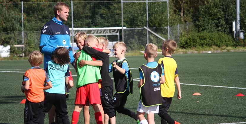 SANDNES ULF FOTBALLSKOLE 2018 Sandnes ULF arrangerer fotballskole følgende uker i sommer: Uke 26 (25-29. juni): fra 10:00-14:00. Barnepass fra 08:00-10:00 og 14:00-16:00. Uke 33 (13-15.