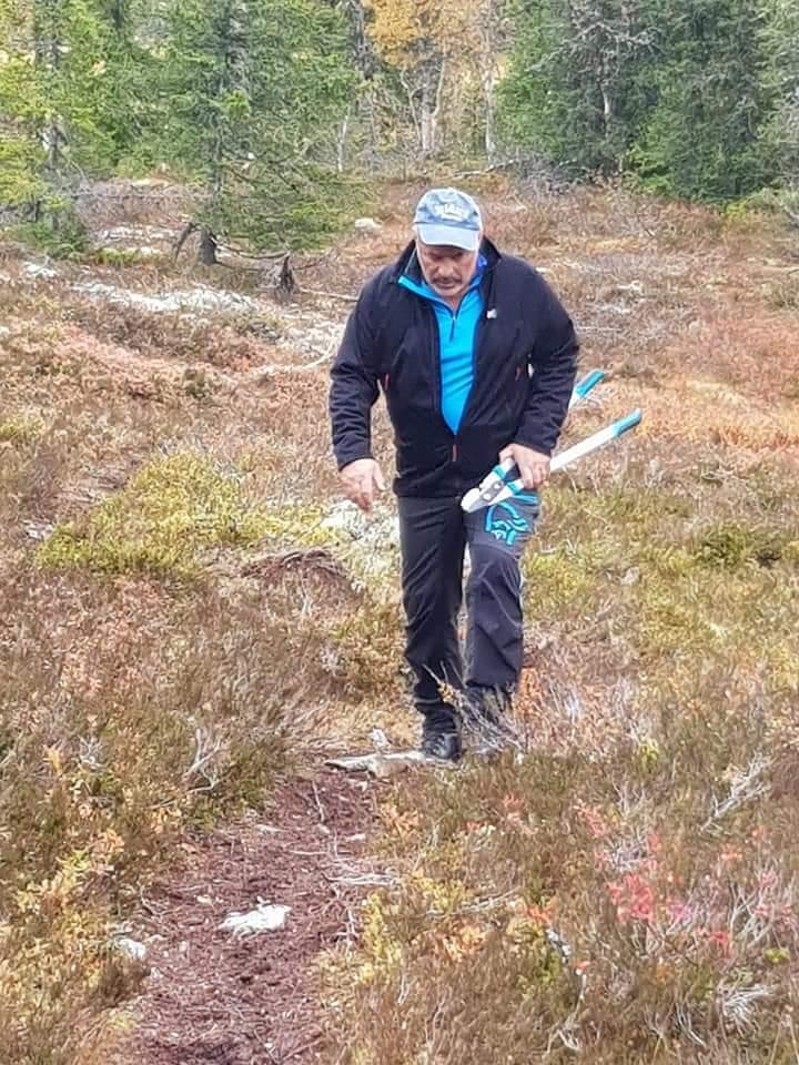 Vi har god dugnadsånd i Fjellgrenda og små og store bidro med å