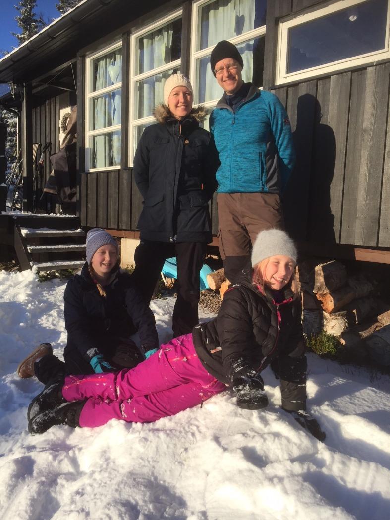 Vi på Lågfjellet Tidlig vinterhelg på hytta i midten av november måned. Det er kommet ca 30 cm. med nysnø, og lørdag er det vindstille og sol fra skyfri himmel.