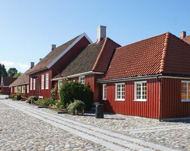 Fra 1750 ble festningsanlegget Fredriksvern Verft bygget og i 1817 kom Söekadetinstitutet til Stavern.
