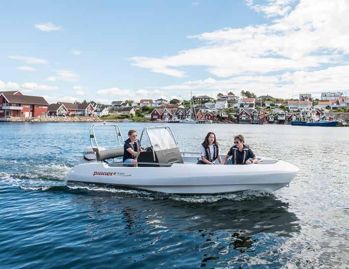 Båten er utstyrt med midtstilt styrekonsoll, rustfrie rekker og automatisk selvlensing som