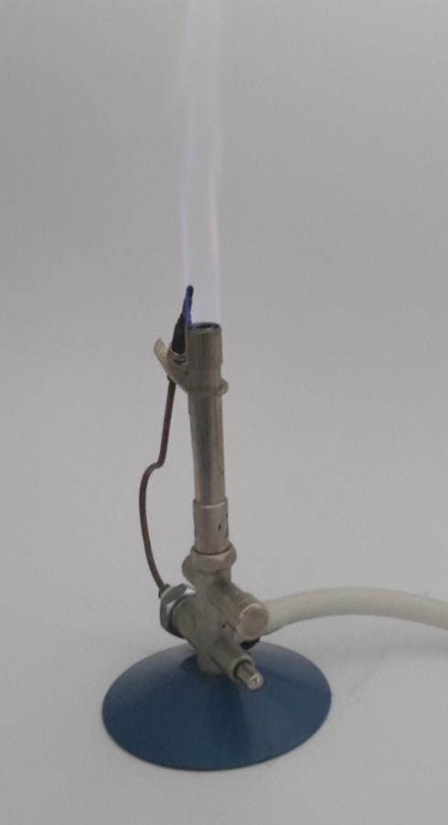 2) plinski gorilnik (Bunsenov gorilnik) V kemijskem laboratoriju je navadno plinska napeljava ali pa so na voljo jeklenke s plinom.