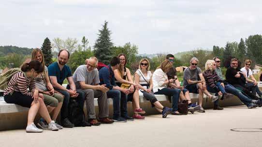 Norsk villreinsenter Studietur til Vézerè-dalen i Dordogne Nesten heile gjengen som deltok på Frankriketuren, her framfor Lascaux Centre Internasjonal.