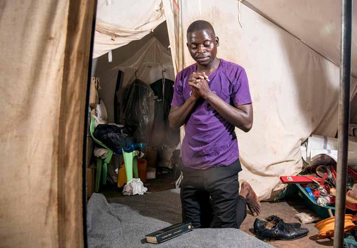 4 Kyrkjelydsblad for Fjaler Fast rutine: I en krok i flyktningleiren står teltet der Innocent Nigindu sover. Han avslutter alltid dagen med å lese 15 minutter i Bibelen, og be en bønn til Gud.