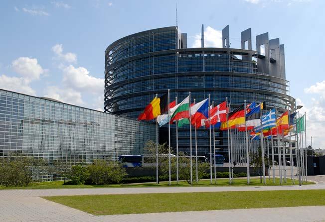 پارلمان اروپا در بروکسل )Brussels( هالند و آلمان غربی آن زمان بوجود آمد. هدف از این اتحادیه همکاری اقتصادی و سیاسی برای جلوگیری از جنگ جهانی دیگر برقراری صلح و توسعه تجارت در محدودۀ اروپا بود.