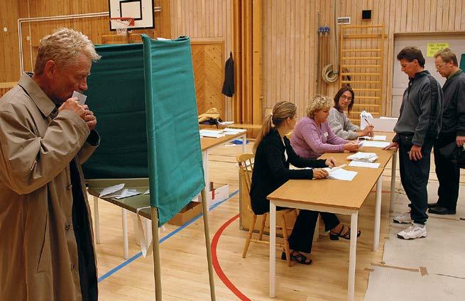عکس از مراکز رأی دهی جای که مردم رأی میدهند. عکس از: کلیس گرندستن/ سکانپیکس بیلدوست Bildhuset( )Claes Grundsten/Scanpix کسانیکه دارای عایدات و تحصیالت باال هستند کمتر رأی میدهند.