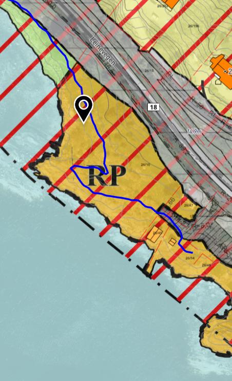 Figur 7: Regulert fylkesveg skrenkar inn naturleg utbyggingsområde ytterlegare. Her ser vi 3-meters kote og regulert vegareal i reguleringsplan for FV 18 Leine- Remøyholm.
