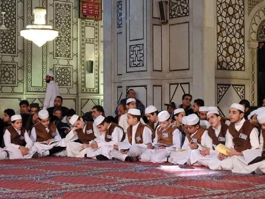 - صالة تراويح رمضان يؤديها املؤمنون جامعة يف املسجد بعد صالة العشاء ويختتمونها بأداء األناشيد الدينية.