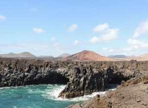 Denne kysten har mange undersjøiske grotter dannet etter vulkanutbruddet i 1730-1736,
