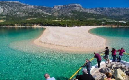 Mulig vi besøker Omis - en malerisk by omgitt av bratte fjellsider her renner elva Cetina ut i Adriaterhavet.