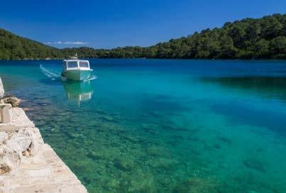 Korcula er angivelig fødebyen til Marco Polo, og sentrumskjernen er omringet av middelaldermur. Byen inneholder flere monument og severdigheter enn du klarer å gjennomgå på en dag.