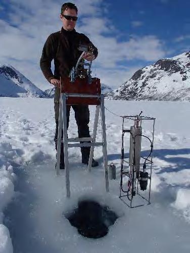 Vinterprøver fra is ble tatt i Gjende og Femunden i april ved bruk av stativ med stålwire med telleverk (figur 4), multisensorsonde, Ruttner-sampler, secchi-skive og liten zooplanktonhåv (95 µm).