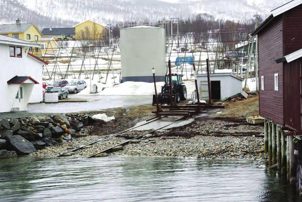 22 Söfnun og meðhöndlun spilliefna í litlum slippum á Norðurlöndum Mynd 1. Slippurinn er í skjóli milli bryggju í suðri og landfyllingar í norðri.