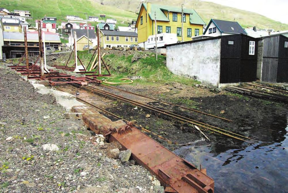 Við hreinsun á botni er aðeins beitt háþrýstiþvotti með vatni, ryðle ysiefninu Kem ilux og gró ðurhindrandi m álningu.