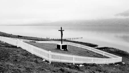 Hann var sum ungur til skips við gamla Norðlýsinum í Havn við Hans Mohr í Hoyvík og seinni við Delphinen við Jógvan Simonsen í Hoyvík og Poul Nikláa Danielsen í Nólsoy.