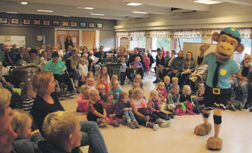 Men i tillegg var det aktivtetar og tilbod også i skulebygget, på Rovdetun, i hamna og elles kring om I HOPPESLOTTET: Hoppeslottet var plassert i salen på Rovdetun.