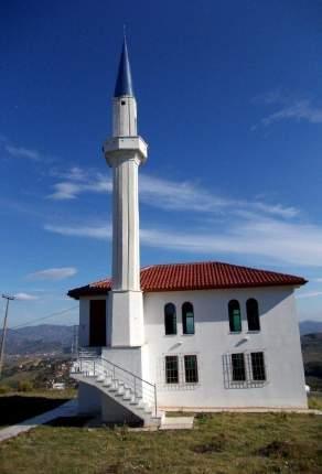 Tek ura e Peqinit zhvillohet ndër aktivitetet më të rëndësishme tregtare për qytetin e Peqinit e jo vetëm, siç është pazari.