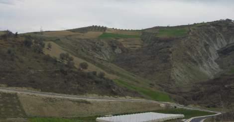 krijuar një nga vatrat erozive më të zhvilluara në Darsi, e cila gjithnjë e më shumë po zgjeron sipërfaqen e saj, deri në afërsi të rrugës.