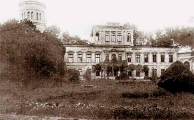 Rietavo dvaro rūmai prieš nugriovimą 1927 m. Rietavo dvaro istorinė elektrinė veikė iki 1937 m. Žinią apie tai, kad Rietavo elektrinė baigė savo garbingą misiją 1937 m. sausio 15 d.