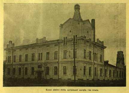 Kauno elektrinė 1930 m. (Naujas žodis, Nr. 23 24, 1930 m.) Elektrinė pradėjo veikti 1900 m. Kauno miestui apšviesti buvo panaudotos 75 lankinės, arba Voltos, elektros lempos.